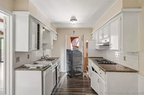 Kitchen - 3928 E 60th Pl, Tulsa, OK 74135 photo 4 of 6