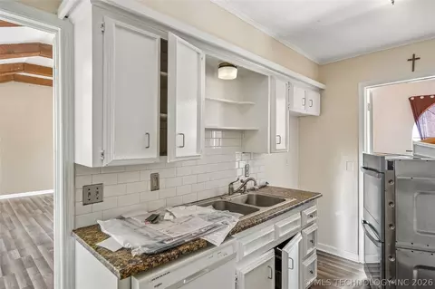 Kitchen - 3928 E 60th Pl, Tulsa, OK 74135 photo 5 of 6