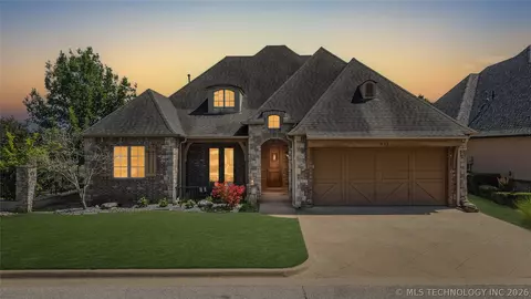 611 Fairway Dr, Broken Arrow, OK 74011