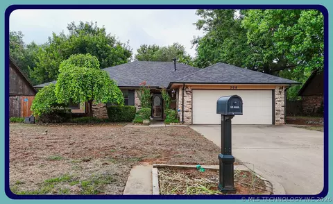 208 SE 30th St, Moore, OK 73160