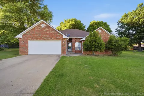 2203 Fieldstone Ct S, Okmulgee, OK 74447