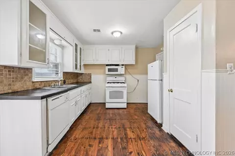 Kitchen - 112 E 54th St, Tulsa, OK 74105 photo 1 of 4