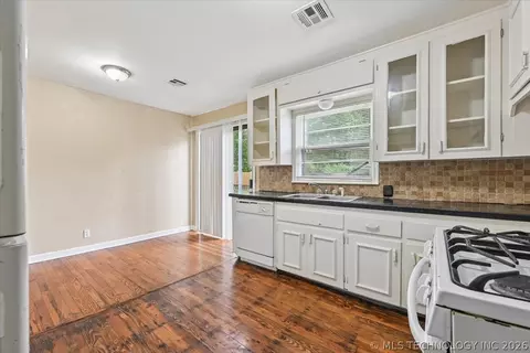 Kitchen - 112 E 54th St, Tulsa, OK 74105 photo 4 of 4