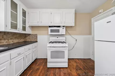 Kitchen - 112 E 54th St, Tulsa, OK 74105 photo 3 of 4