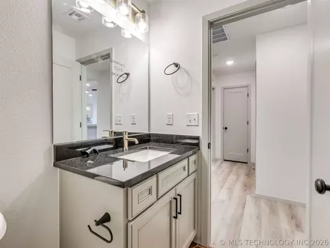 Bath - 3205 E 147th Pl S, Bixby, OK 74008 photo 8 of 9