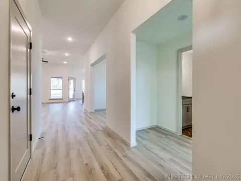 Entry Way - 3205 E 147th Pl S, Bixby, OK 74008 photo 3 of 4