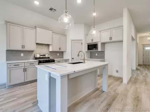 Kitchen - 3205 E 147th Pl S, Bixby, OK 74008 photo 1 of 10