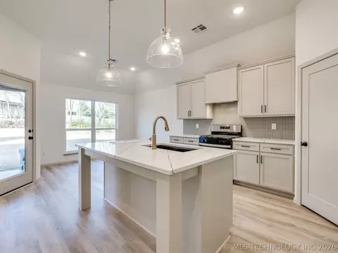 Kitchen - 3205 E 147th Pl S, Bixby, OK 74008 photo 8 of 10