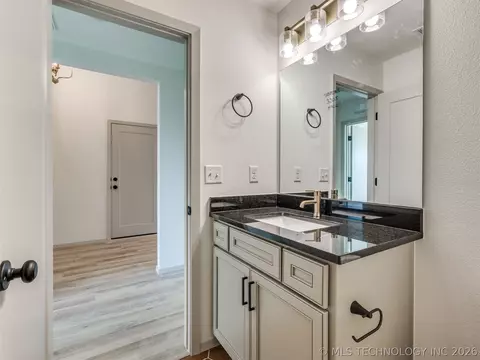 Bath - 3205 E 147th Pl S, Bixby, OK 74008 photo 3 of 9