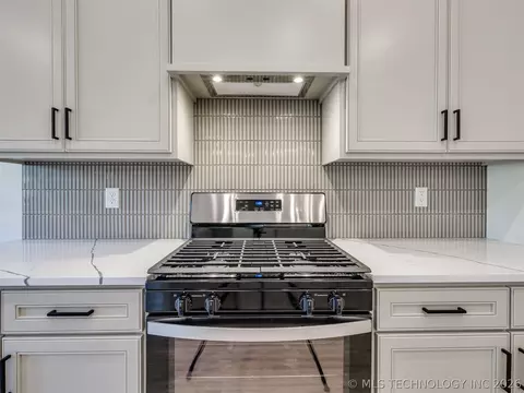 Kitchen - 3205 E 147th Pl S, Bixby, OK 74008 photo 4 of 10