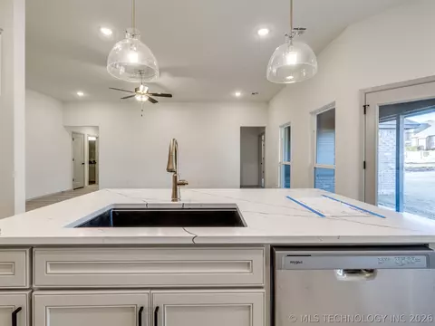 Kitchen - 3205 E 147th Pl S, Bixby, OK 74008 photo 7 of 10