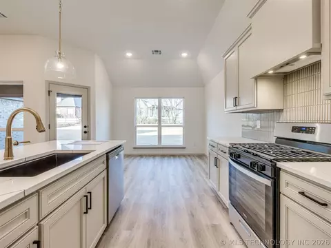 Kitchen - 3205 E 147th Pl S, Bixby, OK 74008 photo 6 of 10