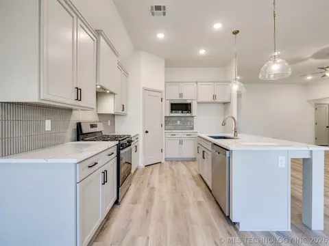 Kitchen - 3205 E 147th Pl S, Bixby, OK 74008 photo 3 of 10