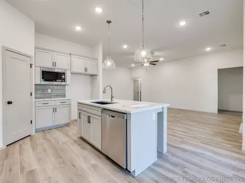 Kitchen - 3205 E 147th Pl S, Bixby, OK 74008 photo 2 of 10