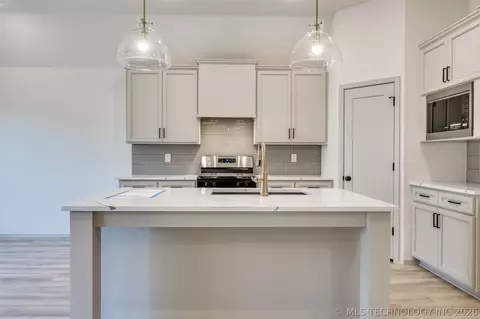 Kitchen - 3205 E 147th Pl S, Bixby, OK 74008 photo 10 of 10