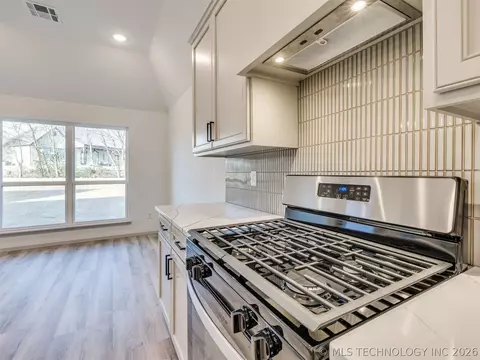 Kitchen - 3205 E 147th Pl S, Bixby, OK 74008 photo 5 of 10