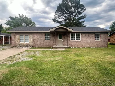 604 S 1st St, Henryetta, OK 74437