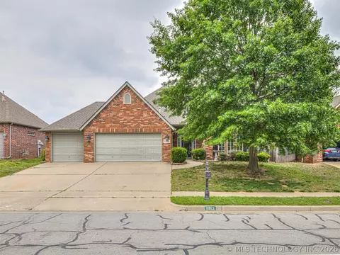 11813 S Tamarack Ct, Jenks, OK 74037
