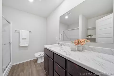 Bath - 29321 E 80th St S, Broken Arrow, OK 74014 photo 1 of 3