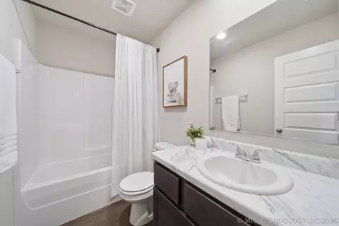 Bath - 29321 E 80th St S, Broken Arrow, OK 74014 photo 3 of 3