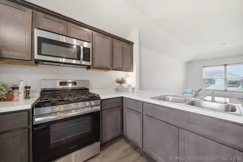 Kitchen - 29321 E 80th St S, Broken Arrow, OK 74014 photo 2 of 2