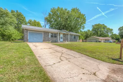 28637 E 137th St, Coweta, OK 74429