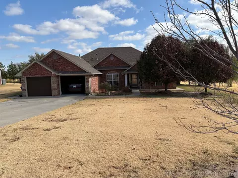 1001 Country Clb, Cushing, OK 74023