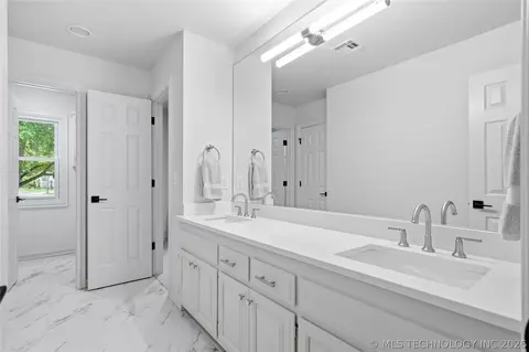 Bath - 3110 E 44th Pl, Tulsa, OK 74105 photo 7 of 9