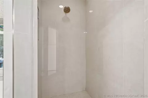 Bath - 3110 E 44th Pl, Tulsa, OK 74105 photo 4 of 9