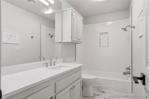 Bath - 3110 E 44th Pl, Tulsa, OK 74105 photo 6 of 9