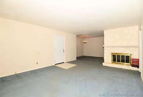 Living - 4440 E 68th Street 485, Tulsa, OK 74136 photo 3 of 3