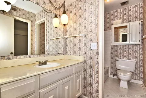 Bath - 4440 E 68th Street 485, Tulsa, OK 74136 photo 3 of 3