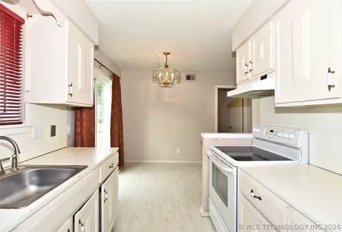 Kitchen - 4440 E 68th Street 485, Tulsa, OK 74136 photo 3 of 3