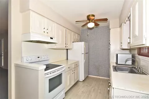Kitchen - 4440 E 68th Street 485, Tulsa, OK 74136 photo 2 of 3