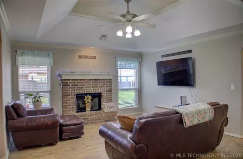 1102 E 146th Pl S, Glenpool, OK 74033 photo 3