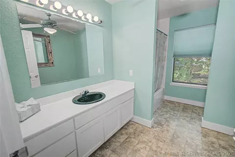 Bath - 116568 S 4268 Rd, Checotah, OK 74426 photo 6 of 8