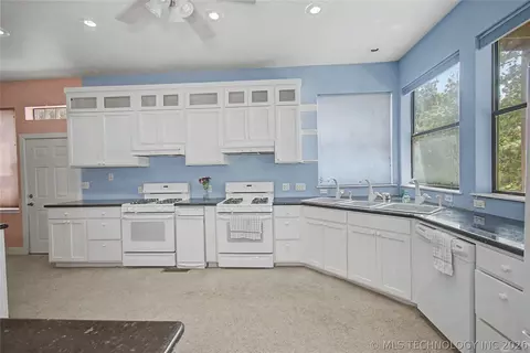 Kitchen - 116568 S 4268 Rd, Checotah, OK 74426 photo 2 of 5