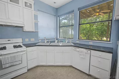 Kitchen - 116568 S 4268 Rd, Checotah, OK 74426 photo 3 of 5