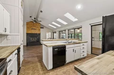 Kitchen - 2754 Willafa Woods, Cartwright, OK 74731 photo 3 of 4