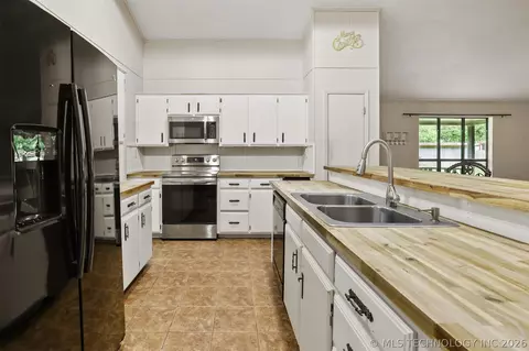 Kitchen - 2754 Willafa Woods, Cartwright, OK 74731 photo 2 of 4