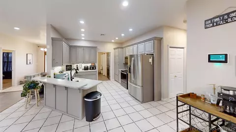 Kitchen - 9488 Refinery Rd, Ardmore, OK 73401 photo 1 of 6