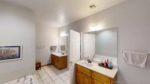 Bath - 9488 Refinery Rd, Ardmore, OK 73401 photo 2 of 5