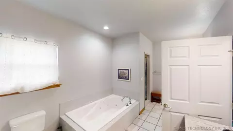 Bath - 9488 Refinery Rd, Ardmore, OK 73401 photo 3 of 5