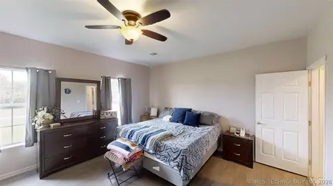 Bedroom - 9488 Refinery Rd, Ardmore, OK 73401 photo 2 of 3