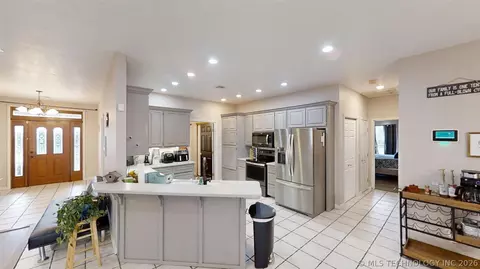 Kitchen - 9488 Refinery Rd, Ardmore, OK 73401 photo 2 of 6