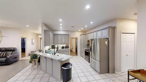 Kitchen - 9488 Refinery Rd, Ardmore, OK 73401 photo 3 of 6