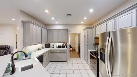 Kitchen - 9488 Refinery Rd, Ardmore, OK 73401 photo 4 of 6