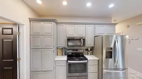 Kitchen - 9488 Refinery Rd, Ardmore, OK 73401 photo 5 of 6