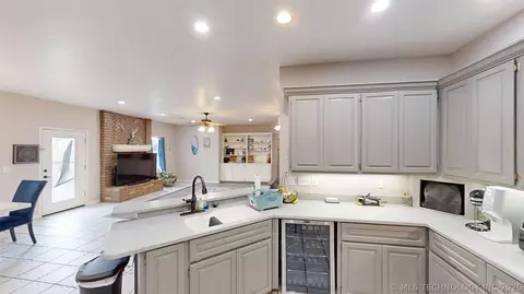 Kitchen - 9488 Refinery Rd, Ardmore, OK 73401 photo 6 of 6