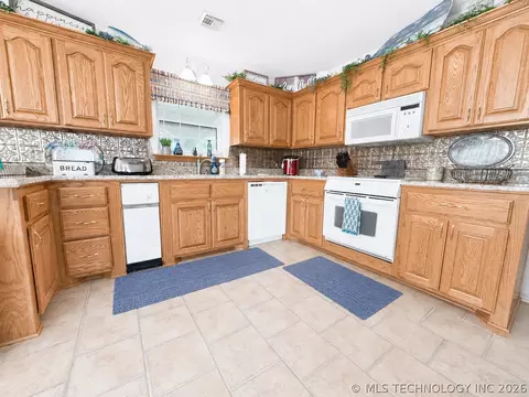 Kitchen - 114537 Spring Crk, Eufaula, OK 74432 photo 2 of 4